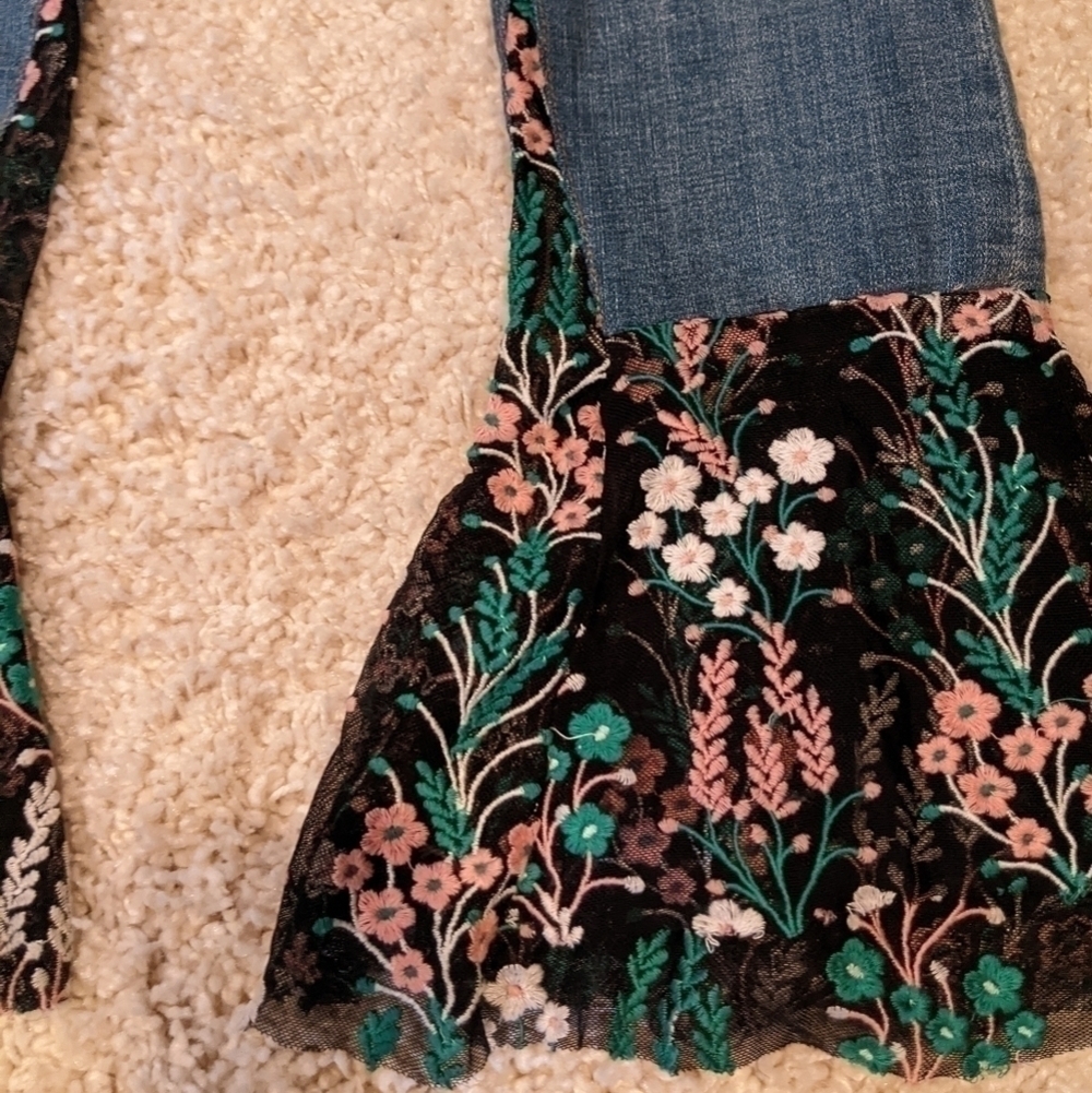 ANTHROPOLOGIE Pilcro Mid-Rise Slim Boyfriend Jeans Womens 26 Floral Lace Hem - Picture 6 of 6